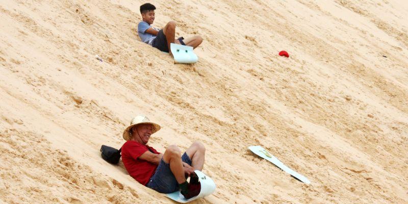 Trượt cát tại Bàu Trắng được nhiều du khách yêu thích